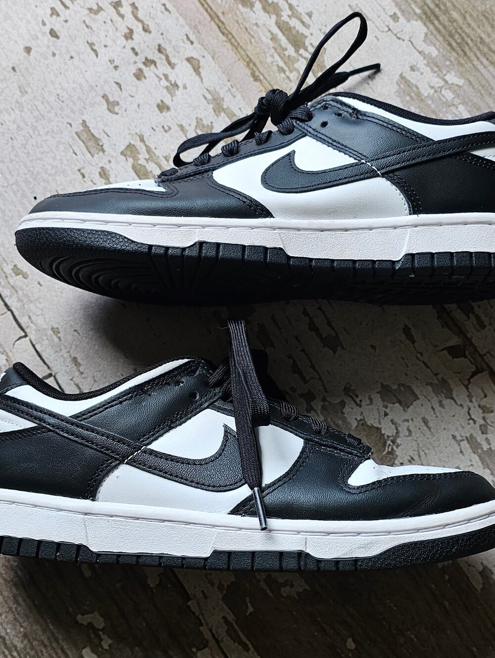 Nike Youth 6.5 Black and White Low-Top Sneakers Pre Owned Excellent